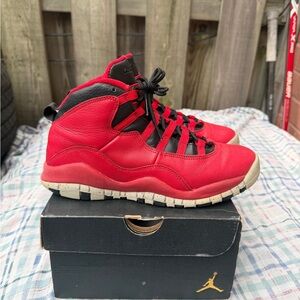 Jordan 10 Retro Bulls Over Broadway 
Size 6.5Y